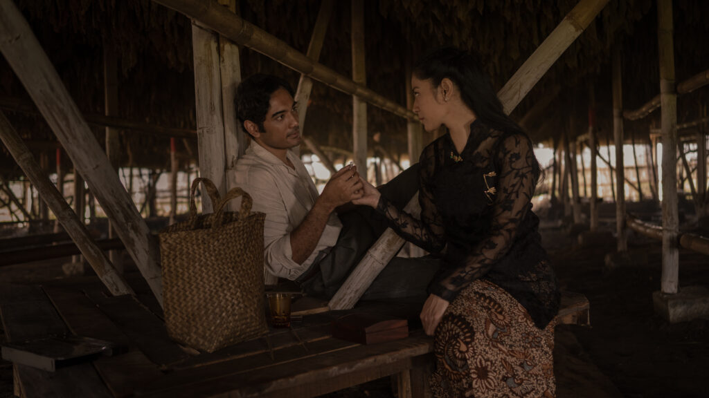 GadisKretek. (L to R) Ario Bayu as Raja, Dian Sastrowardoyo as Dasiyah in GadisKretek. Cr. Courtesy of Netflix © 2023