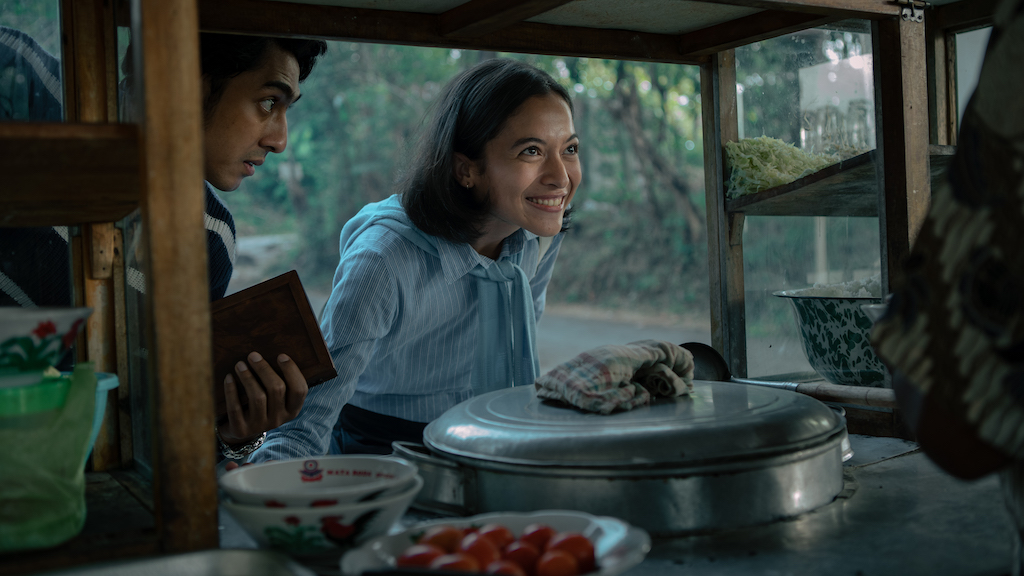 GadisKretek. (L to R) Arya Saloka as Lebas, Putri Marino as Arum in GadisKretek. Cr. Courtesy of Netflix © 2023