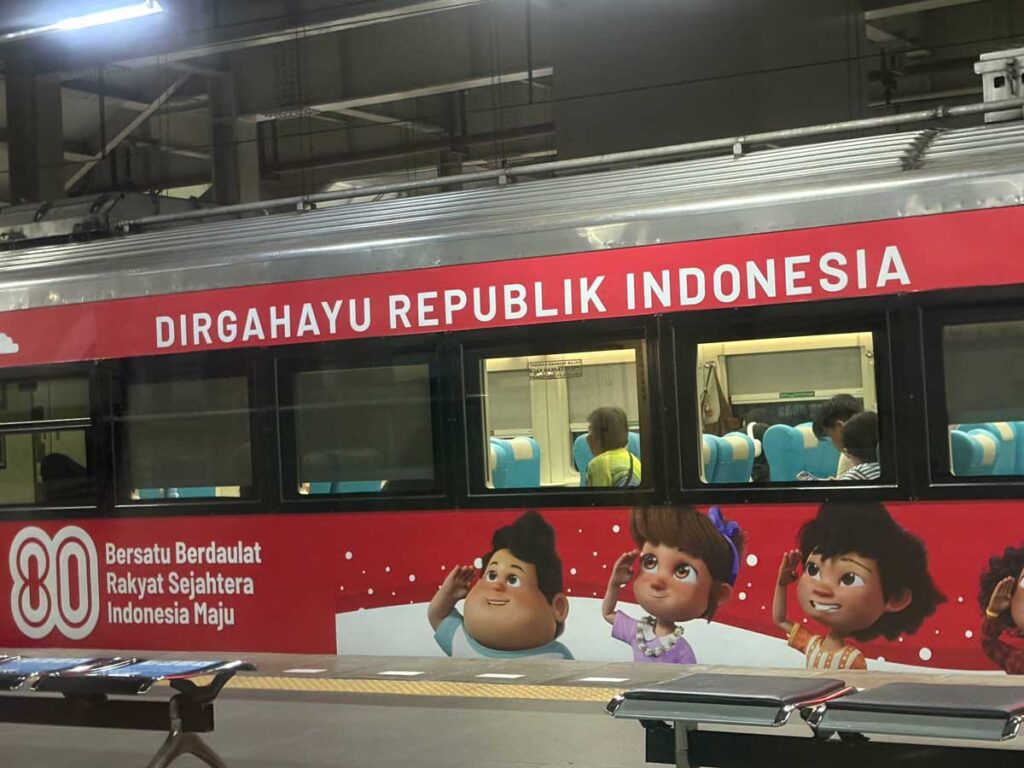 インドネシア国鉄（KAI）ともコラボ。独立80周年記念のジュンボ電車