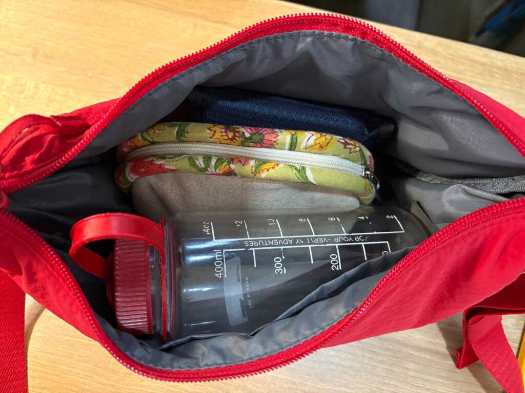 カメラ、ボトル、財布を入れる