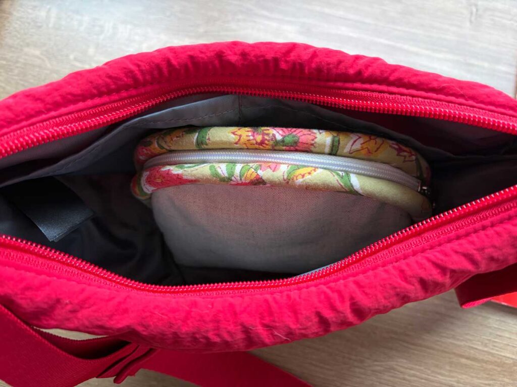 小型の一眼レフカメラを入れてみた。余裕