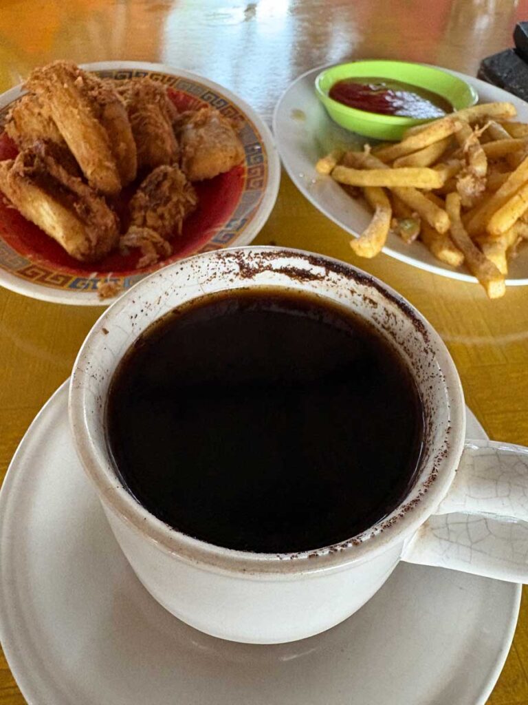 シーフード・レストランのコピとゴレンガン（揚げ物）