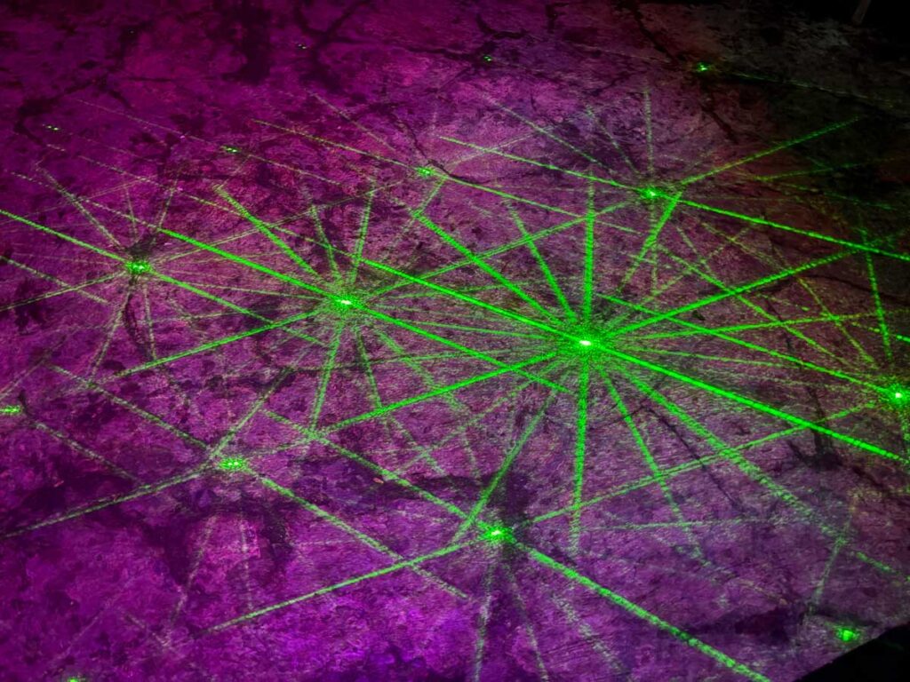 「ワルン・コピ」の床に映し出される幾何学模様