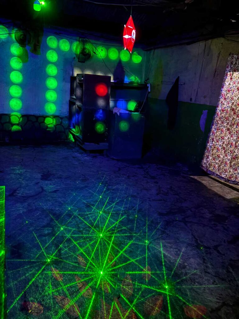 床に映し出される幾何学模様