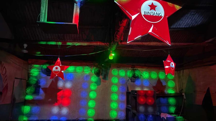 「ワルン・コピ」内のネオンライト。ディスコ風