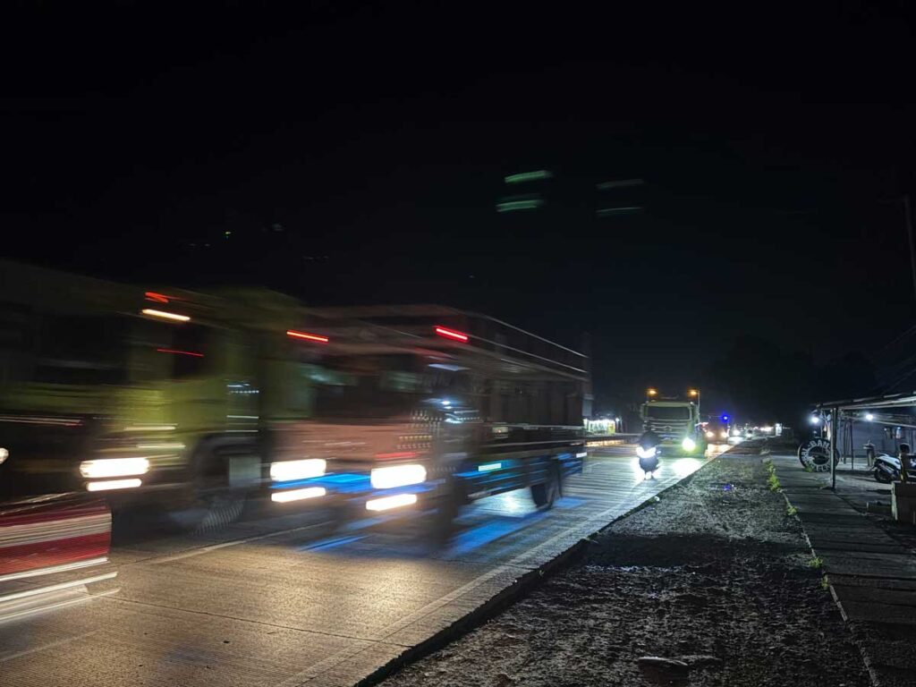 トラックの行き交う「パントゥラ」