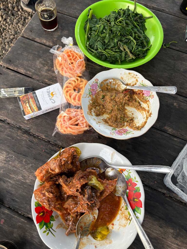 つまみのカンクン、鶏。コップに入った黒い物はコピではなくビール