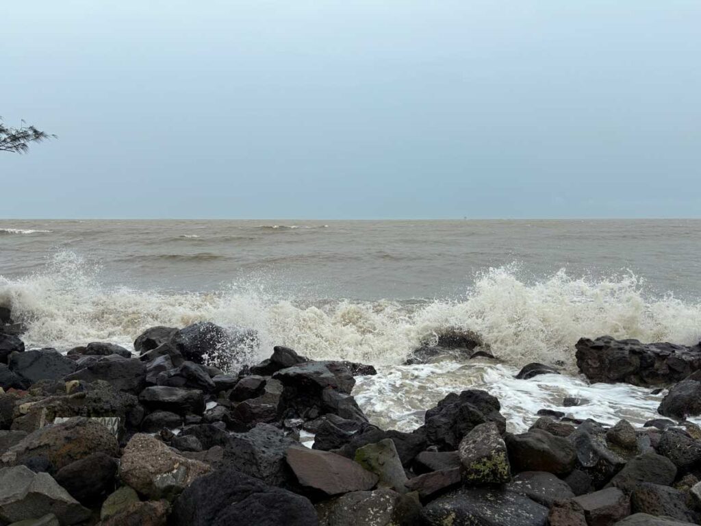 波の荒いジャワ海
