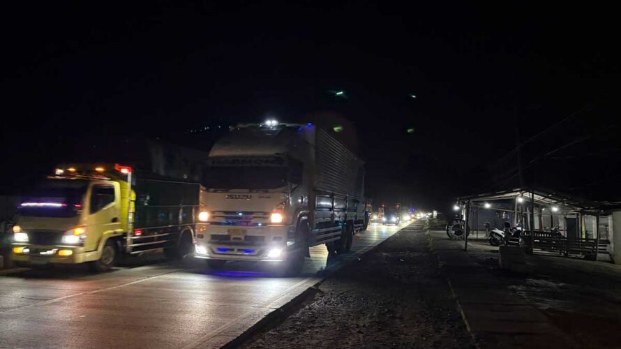 夜のパントゥラ。道路際に「ワルン・コピ・パンク」が立ち並ぶ